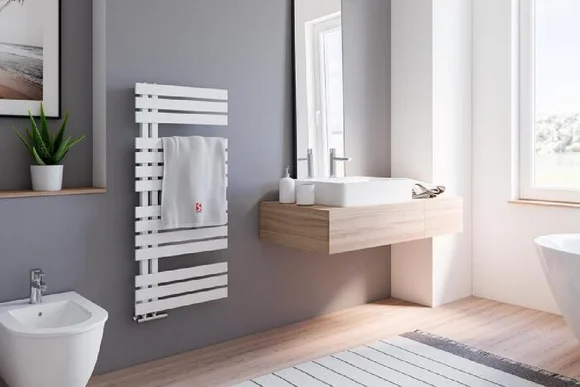 Modernes Badezimmer mit Handtuchwärmer